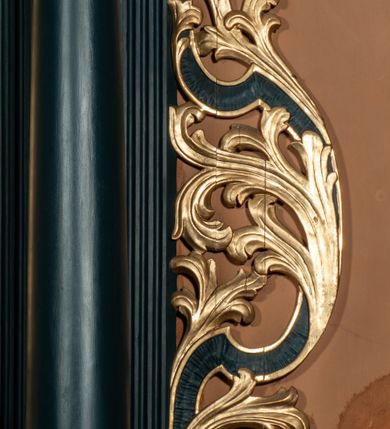 Zdjęcie nr 11: Ołtarz przyścienny, architektoniczny, jednokondygnacyjny, jednoosiowy, ze zwieńczeniem. Mensa w formie prostopadłościanu. Antepedium drewniane, w centrum złocony ormament roślinny oraz banderola.  Retabulum ustawione na zdwojonym cokole, flankowane kolumnami, ustawionych na tle zwielokrotnionych pilastrów podtrzymujących wyłamane belkowanie, na osi kolumn przerwany wolutowy przyczółek. W polu głównym nastawy płytka wnęka, ujęta złoconą i profilowaną ramą w kształcie stojącego prostokąta zamkniętego łukiem wklęsło-wypukłym z uskokami. Pośrodku obraz Matki Boskiej Częstochowskiej. W górnej części ramy złocony kartusz. Zwieńczenie o delikatnie wklęsłych bokach ze spływami wolutowymi, zamknięte łukiem nadwieszonym. Nad nim złocona muszla palmetowa ujęta dwoma spływami wolutowymi. W polu zwieńczenia obraz św. Barbary w ramie o fantazyjnym wykroju. Retabulum flankowane po bokach ażurowymi uszami utworzonymi z liści akantu. Podpory ustawione na bazach, kapitele kompozytowe, trzony kolumn gładkie, natomiast trzony pilastrów kanelowane. Struktura malowana w kolorze ciemnozielonym, ornamenty i detale złocone.