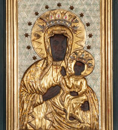 Zdjęcie nr 4: Ołtarz przyścienny, architektoniczny, jednokondygnacyjny, jednoosiowy, ze zwieńczeniem. Mensa w formie prostopadłościanu. Antepedium drewniane, w centrum złocony ormament roślinny oraz banderola.  Retabulum ustawione na zdwojonym cokole, flankowane kolumnami, ustawionych na tle zwielokrotnionych pilastrów podtrzymujących wyłamane belkowanie, na osi kolumn przerwany wolutowy przyczółek. W polu głównym nastawy płytka wnęka, ujęta złoconą i profilowaną ramą w kształcie stojącego prostokąta zamkniętego łukiem wklęsło-wypukłym z uskokami. Pośrodku obraz Matki Boskiej Częstochowskiej. W górnej części ramy złocony kartusz. Zwieńczenie o delikatnie wklęsłych bokach ze spływami wolutowymi, zamknięte łukiem nadwieszonym. Nad nim złocona muszla palmetowa ujęta dwoma spływami wolutowymi. W polu zwieńczenia obraz św. Barbary w ramie o fantazyjnym wykroju. Retabulum flankowane po bokach ażurowymi uszami utworzonymi z liści akantu. Podpory ustawione na bazach, kapitele kompozytowe, trzony kolumn gładkie, natomiast trzony pilastrów kanelowane. Struktura malowana w kolorze ciemnozielonym, ornamenty i detale złocone.