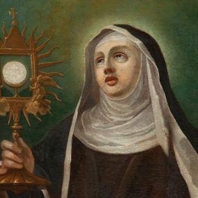 Zdjęcie nr 1: Obraz w kształcie stojącego prostokąta o wklęsło-wypukłych bokach. Przedstawia św. Klarę, ukazaną w centrum kompozycji, frontalnie, w półpostaci. Święta w prawej dłoni trzyma monstrancję, a lewą ma odsuniętą w bok; głowa jest delikatnie zwrócona w prawo i uniesiona do góry. Twarz owalna, z dużymi i migdałowymi oczami, skierowanymi w lewe górne naroże obrazu, wydatne usta, prosty i szeroki nos. Ubrana jest w habit klaryski. Tło jednolite w odcieniach zieleni i brązu, z otokiem światła wokół głowy św. Klary.