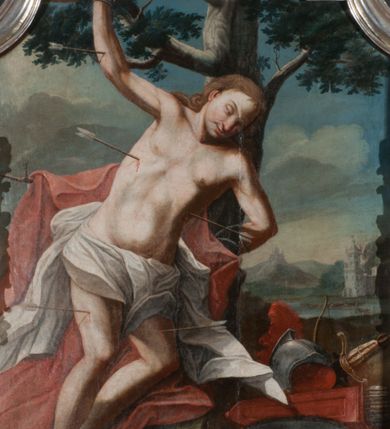 Zdjęcie nr 13: Nastawa architektoniczna, jednoosiowa z bramkami, jednokondygnacyjna ze zwieńczeniem, na dwustrefowym cokole. Ołtarz drewniany prostopadłościenny z kamienną mensą. Antepedium ujęte profilowaną ramą, wykonane z czerwonego, haftowanego aksamitu, w centrum medalion z przedstawieniem baranka leżącego na księdze, w dolnych narożach motywy kwiatowe. 
Retabulum flankowane ustawionymi pod kątem na zewnątrz dwiema parami korynckich kolumn, umieszczonych na tle kanelowanych pilastrów. Kolumny ustawione na cokołach, podtrzymują wyłamane belkowanie, przerwane nad polem środkowym, oraz przerwany falisty przyczółek. Na belkowaniu stoi para wazonów, na przerwanym przyczółku siedzą dwa putta. Pomiędzy kolumnami na cokołach znajdują się figury św. Jana Kantego i św. Jana Nepomucena. W polu głównym obraz z przedstawieniem św. Sebastiana ujęty profilowaną ramą w formie stojącego prostokąta zamkniętego łukiem półkolistym nadwieszonym z uskokiem, zwieńczoną rokokowym kartuszem flankowanym kwiatowymi zwisami. Zwieńczenie w formie stojącego prostokąta ujęte pilastrami o trzonach przechodzących w spływy wolutowe, zamknięte rokokowym kartuszem. W polu przedstawienie św. Floriana w profilowanej ramie w formie stojącego prostokąta zamkniętego łukiem półkolistym nadwieszonym. Bramki na wysokości cokołu nastawy w formie arkad podtrzymywanych przez pilastry, zwieńczonych racaille'owymi szczytami. Dwustrefowy cokół dekorowany rokokowymi płycinami, rocaille'm, rozetami i kartuszami. Kanelowane pilastry nastawy ozdobione kampanulami oraz bogatymi, kwiatowymi zwisami. Nastawa ujęta małymi uszami utworzonymi z liści palmy. 
Struktura architektoniczna polichromowana w kolorze czarnym, trzony kolumn pokryte polichromią imitującą kolorową marmoryzację, dekoracja rzeźbiarska, ornamentalna oraz profile pozłacane i posrebrzane. 

