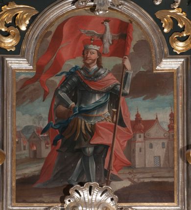 Zdjęcie nr 16: Nastawa architektoniczna, jednoosiowa z bramkami, jednokondygnacyjna ze zwieńczeniem, na dwustrefowym cokole. Ołtarz drewniany prostopadłościenny z kamienną mensą. Antepedium ujęte profilowaną ramą, wykonane z czerwonego, haftowanego aksamitu, w centrum medalion z przedstawieniem baranka leżącego na księdze, w dolnych narożach motywy kwiatowe. 
Retabulum flankowane ustawionymi pod kątem na zewnątrz dwiema parami korynckich kolumn, umieszczonych na tle kanelowanych pilastrów. Kolumny ustawione na cokołach, podtrzymują wyłamane belkowanie, przerwane nad polem środkowym, oraz przerwany falisty przyczółek. Na belkowaniu stoi para wazonów, na przerwanym przyczółku siedzą dwa putta. Pomiędzy kolumnami na cokołach znajdują się figury św. Jana Kantego i św. Jana Nepomucena. W polu głównym obraz z przedstawieniem św. Sebastiana ujęty profilowaną ramą w formie stojącego prostokąta zamkniętego łukiem półkolistym nadwieszonym z uskokiem, zwieńczoną rokokowym kartuszem flankowanym kwiatowymi zwisami. Zwieńczenie w formie stojącego prostokąta ujęte pilastrami o trzonach przechodzących w spływy wolutowe, zamknięte rokokowym kartuszem. W polu przedstawienie św. Floriana w profilowanej ramie w formie stojącego prostokąta zamkniętego łukiem półkolistym nadwieszonym. Bramki na wysokości cokołu nastawy w formie arkad podtrzymywanych przez pilastry, zwieńczonych racaille'owymi szczytami. Dwustrefowy cokół dekorowany rokokowymi płycinami, rocaille'm, rozetami i kartuszami. Kanelowane pilastry nastawy ozdobione kampanulami oraz bogatymi, kwiatowymi zwisami. Nastawa ujęta małymi uszami utworzonymi z liści palmy. 
Struktura architektoniczna polichromowana w kolorze czarnym, trzony kolumn pokryte polichromią imitującą kolorową marmoryzację, dekoracja rzeźbiarska, ornamentalna oraz profile pozłacane i posrebrzane. 

