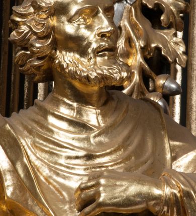 Zdjęcie nr 29: Nastawa architektoniczna, jednoosiowa z bramkami, jednokondygnacyjna ze zwieńczeniem, na dwustrefowym cokole. Ołtarz drewniany prostopadłościenny z kamienną mensą. Antepedium ujęte profilowaną ramą, wykonane z czerwonego, haftowanego aksamitu, w centrum medalion z przedstawieniem baranka leżącego na księdze, w dolnych narożach motywy kwiatowe. 
Retabulum flankowane ustawionymi pod kątem na zewnątrz dwiema parami korynckich kolumn, umieszczonych na tle kanelowanych pilastrów. Kolumny ustawione na cokołach, podtrzymują wyłamane belkowanie, przerwane nad polem środkowym, oraz przerwany falisty przyczółek. Na belkowaniu stoi para wazonów, na przerwanym przyczółku siedzą dwa putta. Pomiędzy kolumnami na cokołach znajdują się figury św. Jana Kantego i św. Jana Nepomucena. W polu głównym obraz z przedstawieniem św. Sebastiana ujęty profilowaną ramą w formie stojącego prostokąta zamkniętego łukiem półkolistym nadwieszonym z uskokiem, zwieńczoną rokokowym kartuszem flankowanym kwiatowymi zwisami. Zwieńczenie w formie stojącego prostokąta ujęte pilastrami o trzonach przechodzących w spływy wolutowe, zamknięte rokokowym kartuszem. W polu przedstawienie św. Floriana w profilowanej ramie w formie stojącego prostokąta zamkniętego łukiem półkolistym nadwieszonym. Bramki na wysokości cokołu nastawy w formie arkad podtrzymywanych przez pilastry, zwieńczonych racaille'owymi szczytami. Dwustrefowy cokół dekorowany rokokowymi płycinami, rocaille'm, rozetami i kartuszami. Kanelowane pilastry nastawy ozdobione kampanulami oraz bogatymi, kwiatowymi zwisami. Nastawa ujęta małymi uszami utworzonymi z liści palmy. 
Struktura architektoniczna polichromowana w kolorze czarnym, trzony kolumn pokryte polichromią imitującą kolorową marmoryzację, dekoracja rzeźbiarska, ornamentalna oraz profile pozłacane i posrebrzane. 

