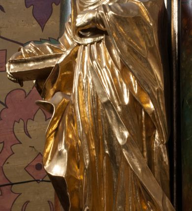 Zdjęcie nr 32: Nastawa architektoniczna, jednoosiowa z bramkami, jednokondygnacyjna ze zwieńczeniem, na dwustrefowym cokole. Ołtarz drewniany prostopadłościenny z kamienną mensą. Antepedium ujęte profilowaną ramą, wykonane z czerwonego, haftowanego aksamitu, w centrum medalion z przedstawieniem baranka leżącego na księdze, w dolnych narożach motywy kwiatowe. 
Retabulum flankowane ustawionymi pod kątem na zewnątrz dwiema parami korynckich kolumn, umieszczonych na tle kanelowanych pilastrów. Kolumny ustawione na cokołach, podtrzymują wyłamane belkowanie, przerwane nad polem środkowym, oraz przerwany falisty przyczółek. Na belkowaniu stoi para wazonów, na przerwanym przyczółku siedzą dwa putta. Pomiędzy kolumnami na cokołach znajdują się figury św. Jana Kantego i św. Jana Nepomucena. W polu głównym obraz z przedstawieniem św. Sebastiana ujęty profilowaną ramą w formie stojącego prostokąta zamkniętego łukiem półkolistym nadwieszonym z uskokiem, zwieńczoną rokokowym kartuszem flankowanym kwiatowymi zwisami. Zwieńczenie w formie stojącego prostokąta ujęte pilastrami o trzonach przechodzących w spływy wolutowe, zamknięte rokokowym kartuszem. W polu przedstawienie św. Floriana w profilowanej ramie w formie stojącego prostokąta zamkniętego łukiem półkolistym nadwieszonym. Bramki na wysokości cokołu nastawy w formie arkad podtrzymywanych przez pilastry, zwieńczonych racaille'owymi szczytami. Dwustrefowy cokół dekorowany rokokowymi płycinami, rocaille'm, rozetami i kartuszami. Kanelowane pilastry nastawy ozdobione kampanulami oraz bogatymi, kwiatowymi zwisami. Nastawa ujęta małymi uszami utworzonymi z liści palmy. 
Struktura architektoniczna polichromowana w kolorze czarnym, trzony kolumn pokryte polichromią imitującą kolorową marmoryzację, dekoracja rzeźbiarska, ornamentalna oraz profile pozłacane i posrebrzane. 

