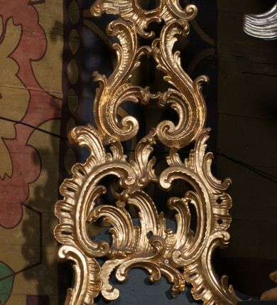 Zdjęcie nr 38: Nastawa architektoniczna, jednoosiowa z bramkami, jednokondygnacyjna ze zwieńczeniem, na dwustrefowym cokole. Ołtarz drewniany prostopadłościenny z kamienną mensą. Antepedium ujęte profilowaną ramą, wykonane z czerwonego, haftowanego aksamitu, w centrum medalion z przedstawieniem baranka leżącego na księdze, w dolnych narożach motywy kwiatowe. 
Retabulum flankowane ustawionymi pod kątem na zewnątrz dwiema parami korynckich kolumn, umieszczonych na tle kanelowanych pilastrów. Kolumny ustawione na cokołach, podtrzymują wyłamane belkowanie, przerwane nad polem środkowym, oraz przerwany falisty przyczółek. Na belkowaniu stoi para wazonów, na przerwanym przyczółku siedzą dwa putta. Pomiędzy kolumnami na cokołach znajdują się figury św. Jana Kantego i św. Jana Nepomucena. W polu głównym obraz z przedstawieniem św. Sebastiana ujęty profilowaną ramą w formie stojącego prostokąta zamkniętego łukiem półkolistym nadwieszonym z uskokiem, zwieńczoną rokokowym kartuszem flankowanym kwiatowymi zwisami. Zwieńczenie w formie stojącego prostokąta ujęte pilastrami o trzonach przechodzących w spływy wolutowe, zamknięte rokokowym kartuszem. W polu przedstawienie św. Floriana w profilowanej ramie w formie stojącego prostokąta zamkniętego łukiem półkolistym nadwieszonym. Bramki na wysokości cokołu nastawy w formie arkad podtrzymywanych przez pilastry, zwieńczonych racaille'owymi szczytami. Dwustrefowy cokół dekorowany rokokowymi płycinami, rocaille'm, rozetami i kartuszami. Kanelowane pilastry nastawy ozdobione kampanulami oraz bogatymi, kwiatowymi zwisami. Nastawa ujęta małymi uszami utworzonymi z liści palmy. 
Struktura architektoniczna polichromowana w kolorze czarnym, trzony kolumn pokryte polichromią imitującą kolorową marmoryzację, dekoracja rzeźbiarska, ornamentalna oraz profile pozłacane i posrebrzane. 

