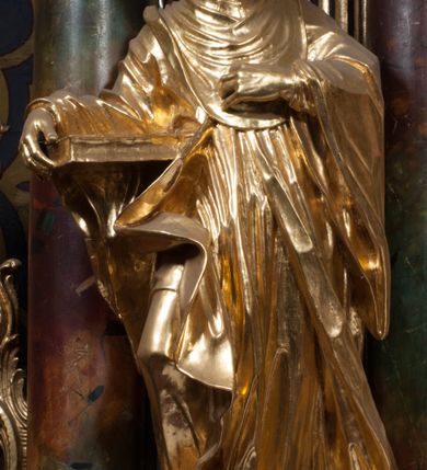 Zdjęcie nr 35: Nastawa architektoniczna, jednoosiowa z bramkami, jednokondygnacyjna ze zwieńczeniem, na dwustrefowym cokole. Ołtarz drewniany prostopadłościenny z kamienną mensą. Antepedium ujęte profilowaną ramą, wykonane z czerwonego, haftowanego aksamitu, w centrum medalion z przedstawieniem baranka leżącego na księdze, w dolnych narożach motywy kwiatowe. 
Retabulum flankowane ustawionymi pod kątem na zewnątrz dwiema parami korynckich kolumn, umieszczonych na tle kanelowanych pilastrów. Kolumny ustawione na cokołach, podtrzymują wyłamane belkowanie, przerwane nad polem środkowym, oraz przerwany falisty przyczółek. Na belkowaniu stoi para wazonów, na przerwanym przyczółku siedzą dwa putta. Pomiędzy kolumnami na cokołach znajdują się figury św. Jana Kantego i św. Jana Nepomucena. W polu głównym obraz z przedstawieniem św. Sebastiana ujęty profilowaną ramą w formie stojącego prostokąta zamkniętego łukiem półkolistym nadwieszonym z uskokiem, zwieńczoną rokokowym kartuszem flankowanym kwiatowymi zwisami. Zwieńczenie w formie stojącego prostokąta ujęte pilastrami o trzonach przechodzących w spływy wolutowe, zamknięte rokokowym kartuszem. W polu przedstawienie św. Floriana w profilowanej ramie w formie stojącego prostokąta zamkniętego łukiem półkolistym nadwieszonym. Bramki na wysokości cokołu nastawy w formie arkad podtrzymywanych przez pilastry, zwieńczonych racaille&#039;owymi szczytami. Dwustrefowy cokół dekorowany rokokowymi płycinami, rocaille&#039;m, rozetami i kartuszami. Kanelowane pilastry nastawy ozdobione kampanulami oraz bogatymi, kwiatowymi zwisami. Nastawa ujęta małymi uszami utworzonymi z liści palmy. 
Struktura architektoniczna polichromowana w kolorze czarnym, trzony kolumn pokryte polichromią imitującą kolorową marmoryzację, dekoracja rzeźbiarska, ornamentalna oraz profile pozłacane i posrebrzane. 

