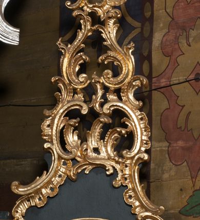 Zdjęcie nr 36: Nastawa architektoniczna, jednoosiowa z bramkami, jednokondygnacyjna ze zwieńczeniem, na dwustrefowym cokole. Ołtarz drewniany prostopadłościenny z kamienną mensą. Antepedium ujęte profilowaną ramą, wykonane z czerwonego, haftowanego aksamitu, w centrum medalion z przedstawieniem baranka leżącego na księdze, w dolnych narożach motywy kwiatowe. 
Retabulum flankowane ustawionymi pod kątem na zewnątrz dwiema parami korynckich kolumn, umieszczonych na tle kanelowanych pilastrów. Kolumny ustawione na cokołach, podtrzymują wyłamane belkowanie, przerwane nad polem środkowym, oraz przerwany falisty przyczółek. Na belkowaniu stoi para wazonów, na przerwanym przyczółku siedzą dwa putta. Pomiędzy kolumnami na cokołach znajdują się figury św. Jana Kantego i św. Jana Nepomucena. W polu głównym obraz z przedstawieniem św. Sebastiana ujęty profilowaną ramą w formie stojącego prostokąta zamkniętego łukiem półkolistym nadwieszonym z uskokiem, zwieńczoną rokokowym kartuszem flankowanym kwiatowymi zwisami. Zwieńczenie w formie stojącego prostokąta ujęte pilastrami o trzonach przechodzących w spływy wolutowe, zamknięte rokokowym kartuszem. W polu przedstawienie św. Floriana w profilowanej ramie w formie stojącego prostokąta zamkniętego łukiem półkolistym nadwieszonym. Bramki na wysokości cokołu nastawy w formie arkad podtrzymywanych przez pilastry, zwieńczonych racaille'owymi szczytami. Dwustrefowy cokół dekorowany rokokowymi płycinami, rocaille'm, rozetami i kartuszami. Kanelowane pilastry nastawy ozdobione kampanulami oraz bogatymi, kwiatowymi zwisami. Nastawa ujęta małymi uszami utworzonymi z liści palmy. 
Struktura architektoniczna polichromowana w kolorze czarnym, trzony kolumn pokryte polichromią imitującą kolorową marmoryzację, dekoracja rzeźbiarska, ornamentalna oraz profile pozłacane i posrebrzane. 

