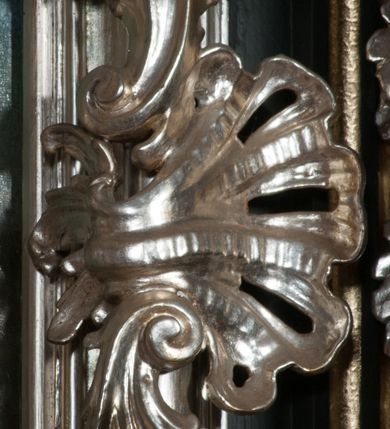 Zdjęcie nr 34: Nastawa architektoniczna, jednoosiowa z bramkami, jednokondygnacyjna ze zwieńczeniem, na dwustrefowym cokole. Ołtarz drewniany prostopadłościenny z kamienną mensą. Antepedium ujęte profilowaną ramą, wykonane z czerwonego, haftowanego aksamitu, w centrum medalion z przedstawieniem baranka leżącego na księdze, w dolnych narożach motywy kwiatowe. 
Retabulum flankowane ustawionymi pod kątem na zewnątrz dwiema parami korynckich kolumn, umieszczonych na tle kanelowanych pilastrów. Kolumny ustawione na cokołach, podtrzymują wyłamane belkowanie, przerwane nad polem środkowym, oraz przerwany falisty przyczółek. Na belkowaniu stoi para wazonów, na przerwanym przyczółku siedzą dwa putta. Pomiędzy kolumnami na cokołach znajdują się figury św. Jana Kantego i św. Jana Nepomucena. W polu głównym obraz z przedstawieniem św. Sebastiana ujęty profilowaną ramą w formie stojącego prostokąta zamkniętego łukiem półkolistym nadwieszonym z uskokiem, zwieńczoną rokokowym kartuszem flankowanym kwiatowymi zwisami. Zwieńczenie w formie stojącego prostokąta ujęte pilastrami o trzonach przechodzących w spływy wolutowe, zamknięte rokokowym kartuszem. W polu przedstawienie św. Floriana w profilowanej ramie w formie stojącego prostokąta zamkniętego łukiem półkolistym nadwieszonym. Bramki na wysokości cokołu nastawy w formie arkad podtrzymywanych przez pilastry, zwieńczonych racaille'owymi szczytami. Dwustrefowy cokół dekorowany rokokowymi płycinami, rocaille'm, rozetami i kartuszami. Kanelowane pilastry nastawy ozdobione kampanulami oraz bogatymi, kwiatowymi zwisami. Nastawa ujęta małymi uszami utworzonymi z liści palmy. 
Struktura architektoniczna polichromowana w kolorze czarnym, trzony kolumn pokryte polichromią imitującą kolorową marmoryzację, dekoracja rzeźbiarska, ornamentalna oraz profile pozłacane i posrebrzane. 

