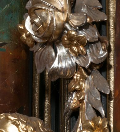 Zdjęcie nr 37: Nastawa architektoniczna, jednoosiowa z bramkami, jednokondygnacyjna ze zwieńczeniem, na dwustrefowym cokole. Ołtarz drewniany prostopadłościenny z kamienną mensą. Antepedium ujęte profilowaną ramą, wykonane z czerwonego, haftowanego aksamitu, w centrum medalion z przedstawieniem baranka leżącego na księdze, w dolnych narożach motywy kwiatowe. 
Retabulum flankowane ustawionymi pod kątem na zewnątrz dwiema parami korynckich kolumn, umieszczonych na tle kanelowanych pilastrów. Kolumny ustawione na cokołach, podtrzymują wyłamane belkowanie, przerwane nad polem środkowym, oraz przerwany falisty przyczółek. Na belkowaniu stoi para wazonów, na przerwanym przyczółku siedzą dwa putta. Pomiędzy kolumnami na cokołach znajdują się figury św. Jana Kantego i św. Jana Nepomucena. W polu głównym obraz z przedstawieniem św. Sebastiana ujęty profilowaną ramą w formie stojącego prostokąta zamkniętego łukiem półkolistym nadwieszonym z uskokiem, zwieńczoną rokokowym kartuszem flankowanym kwiatowymi zwisami. Zwieńczenie w formie stojącego prostokąta ujęte pilastrami o trzonach przechodzących w spływy wolutowe, zamknięte rokokowym kartuszem. W polu przedstawienie św. Floriana w profilowanej ramie w formie stojącego prostokąta zamkniętego łukiem półkolistym nadwieszonym. Bramki na wysokości cokołu nastawy w formie arkad podtrzymywanych przez pilastry, zwieńczonych racaille'owymi szczytami. Dwustrefowy cokół dekorowany rokokowymi płycinami, rocaille'm, rozetami i kartuszami. Kanelowane pilastry nastawy ozdobione kampanulami oraz bogatymi, kwiatowymi zwisami. Nastawa ujęta małymi uszami utworzonymi z liści palmy. 
Struktura architektoniczna polichromowana w kolorze czarnym, trzony kolumn pokryte polichromią imitującą kolorową marmoryzację, dekoracja rzeźbiarska, ornamentalna oraz profile pozłacane i posrebrzane. 

