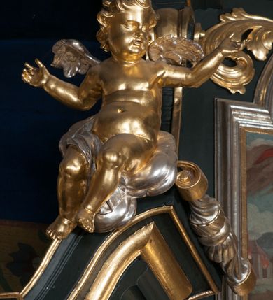 Zdjęcie nr 6: Nastawa architektoniczna, jednoosiowa z bramkami, jednokondygnacyjna ze zwieńczeniem, na dwustrefowym cokole. Ołtarz drewniany prostopadłościenny z kamienną mensą. Antepedium ujęte profilowaną ramą, wykonane z czerwonego, haftowanego aksamitu, w centrum medalion z przedstawieniem baranka leżącego na księdze, w dolnych narożach motywy kwiatowe. 
Retabulum flankowane ustawionymi pod kątem na zewnątrz dwiema parami korynckich kolumn, umieszczonych na tle kanelowanych pilastrów. Kolumny ustawione na cokołach, podtrzymują wyłamane belkowanie, przerwane nad polem środkowym, oraz przerwany falisty przyczółek. Na belkowaniu stoi para wazonów, na przerwanym przyczółku siedzą dwa putta. Pomiędzy kolumnami na cokołach znajdują się figury św. Jana Kantego i św. Jana Nepomucena. W polu głównym obraz z przedstawieniem św. Sebastiana ujęty profilowaną ramą w formie stojącego prostokąta zamkniętego łukiem półkolistym nadwieszonym z uskokiem, zwieńczoną rokokowym kartuszem flankowanym kwiatowymi zwisami. Zwieńczenie w formie stojącego prostokąta ujęte pilastrami o trzonach przechodzących w spływy wolutowe, zamknięte rokokowym kartuszem. W polu przedstawienie św. Floriana w profilowanej ramie w formie stojącego prostokąta zamkniętego łukiem półkolistym nadwieszonym. Bramki na wysokości cokołu nastawy w formie arkad podtrzymywanych przez pilastry, zwieńczonych racaille'owymi szczytami. Dwustrefowy cokół dekorowany rokokowymi płycinami, rocaille'm, rozetami i kartuszami. Kanelowane pilastry nastawy ozdobione kampanulami oraz bogatymi, kwiatowymi zwisami. Nastawa ujęta małymi uszami utworzonymi z liści palmy. 
Struktura architektoniczna polichromowana w kolorze czarnym, trzony kolumn pokryte polichromią imitującą kolorową marmoryzację, dekoracja rzeźbiarska, ornamentalna oraz profile pozłacane i posrebrzane. 

