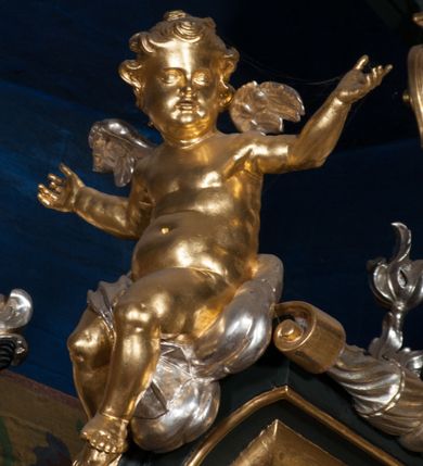 Zdjęcie nr 3: Nastawa architektoniczna, jednoosiowa z bramkami, jednokondygnacyjna ze zwieńczeniem, na dwustrefowym cokole. Ołtarz drewniany prostopadłościenny z kamienną mensą. Antepedium ujęte profilowaną ramą, wykonane z czerwonego, haftowanego aksamitu, w centrum medalion z przedstawieniem baranka leżącego na księdze, w dolnych narożach motywy kwiatowe. 
Retabulum flankowane ustawionymi pod kątem na zewnątrz dwiema parami korynckich kolumn, umieszczonych na tle kanelowanych pilastrów. Kolumny ustawione na cokołach, podtrzymują wyłamane belkowanie, przerwane nad polem środkowym, oraz przerwany falisty przyczółek. Na belkowaniu stoi para wazonów, na przerwanym przyczółku siedzą dwa putta. Pomiędzy kolumnami na cokołach znajdują się figury św. Jana Kantego i św. Jana Nepomucena. W polu głównym obraz z przedstawieniem św. Sebastiana ujęty profilowaną ramą w formie stojącego prostokąta zamkniętego łukiem półkolistym nadwieszonym z uskokiem, zwieńczoną rokokowym kartuszem flankowanym kwiatowymi zwisami. Zwieńczenie w formie stojącego prostokąta ujęte pilastrami o trzonach przechodzących w spływy wolutowe, zamknięte rokokowym kartuszem. W polu przedstawienie św. Floriana w profilowanej ramie w formie stojącego prostokąta zamkniętego łukiem półkolistym nadwieszonym. Bramki na wysokości cokołu nastawy w formie arkad podtrzymywanych przez pilastry, zwieńczonych racaille&#039;owymi szczytami. Dwustrefowy cokół dekorowany rokokowymi płycinami, rocaille&#039;m, rozetami i kartuszami. Kanelowane pilastry nastawy ozdobione kampanulami oraz bogatymi, kwiatowymi zwisami. Nastawa ujęta małymi uszami utworzonymi z liści palmy. 
Struktura architektoniczna polichromowana w kolorze czarnym, trzony kolumn pokryte polichromią imitującą kolorową marmoryzację, dekoracja rzeźbiarska, ornamentalna oraz profile pozłacane i posrebrzane. 

