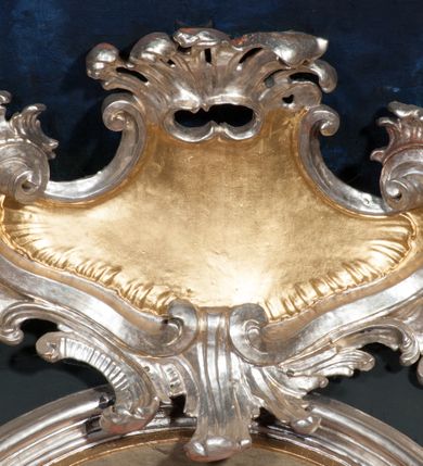 Zdjęcie nr 7: Nastawa architektoniczna, jednoosiowa z bramkami, jednokondygnacyjna ze zwieńczeniem, na dwustrefowym cokole. Ołtarz drewniany prostopadłościenny z kamienną mensą. Antepedium ujęte profilowaną ramą, wykonane z czerwonego, haftowanego aksamitu, w centrum medalion z przedstawieniem baranka leżącego na księdze, w dolnych narożach motywy kwiatowe. 
Retabulum flankowane ustawionymi pod kątem na zewnątrz dwiema parami korynckich kolumn, umieszczonych na tle kanelowanych pilastrów. Kolumny ustawione na cokołach, podtrzymują wyłamane belkowanie, przerwane nad polem środkowym, oraz przerwany falisty przyczółek. Na belkowaniu stoi para wazonów, na przerwanym przyczółku siedzą dwa putta. Pomiędzy kolumnami na cokołach znajdują się figury św. Jana Kantego i św. Jana Nepomucena. W polu głównym obraz z przedstawieniem św. Sebastiana ujęty profilowaną ramą w formie stojącego prostokąta zamkniętego łukiem półkolistym nadwieszonym z uskokiem, zwieńczoną rokokowym kartuszem flankowanym kwiatowymi zwisami. Zwieńczenie w formie stojącego prostokąta ujęte pilastrami o trzonach przechodzących w spływy wolutowe, zamknięte rokokowym kartuszem. W polu przedstawienie św. Floriana w profilowanej ramie w formie stojącego prostokąta zamkniętego łukiem półkolistym nadwieszonym. Bramki na wysokości cokołu nastawy w formie arkad podtrzymywanych przez pilastry, zwieńczonych racaille'owymi szczytami. Dwustrefowy cokół dekorowany rokokowymi płycinami, rocaille'm, rozetami i kartuszami. Kanelowane pilastry nastawy ozdobione kampanulami oraz bogatymi, kwiatowymi zwisami. Nastawa ujęta małymi uszami utworzonymi z liści palmy. 
Struktura architektoniczna polichromowana w kolorze czarnym, trzony kolumn pokryte polichromią imitującą kolorową marmoryzację, dekoracja rzeźbiarska, ornamentalna oraz profile pozłacane i posrebrzane. 

