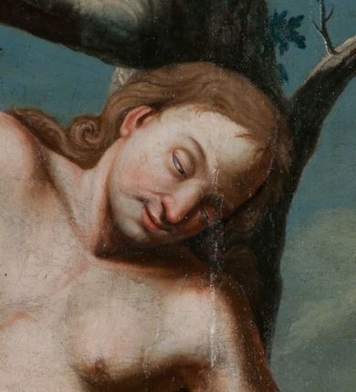 Zdjęcie nr 3: Obraz w formie stojącego prostokąta zamkniętego łukiem półkolistym nadwieszonym z uskokiem. W centrum kompozycji znajduje się św. Sebastian przywiązany do drzewa. Postać zwrócona jest w trzech czwartych w lewo, jej prawa ręka przywiązana jest wysoko do gałęzi, lewa z tyłu, za pniem drzewa. Ciało świętego na lekko ugiętych nogach opada bezwładnie. Jego twarz jest owalna, o młodzieńczych rysach, przymrużonych, migdałowatych oczach, dużym, lekko garbatym nosie oraz wąskich ustach. Okolona jest długimi jasnobrązowymi, kręconymi włosami opadającymi na ramiona. Ciało jest szczupłe, o delikatnie zarysowanej muskulaturze klatki piersiowej i ramion podkreślonej silnym światłocieniem, przebite jest czterema strzałami. Biodra świętego przepasane są białą, silnie drapowaną tkaniną, opadającą po jego bokach. Z tyłu na gałęziach zawieszony jest czerwony płaszcz opadający na ziemię, na który osuwa się ciało. W prawym dolnym rogu obrazu na ziemi leżą hełm, miecz, puklerz, łuk, kołczan ze strzałami oraz drapowana niebieska tkanina. Scena ukazana jest na tle pejzażu z zachmurzonym błękitno-żółtym niebem oraz z widocznymi po prawej stronie obrazu w oddali budynkami. Kolorystyka jasna, pastelowa, forma ciała i tkaniny wydobyte silnie skontrastowanym światłocieniem.
