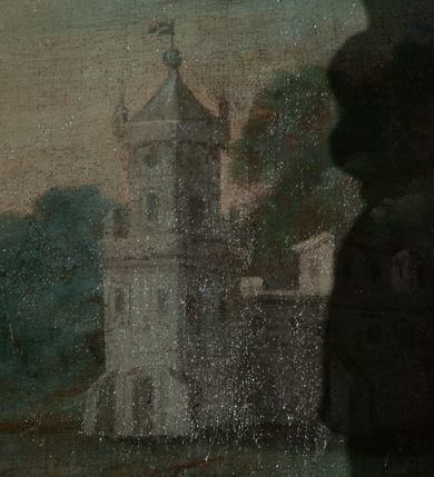 Zdjęcie nr 6: Obraz w formie stojącego prostokąta zamkniętego łukiem półkolistym nadwieszonym z uskokiem. W centrum kompozycji znajduje się św. Sebastian przywiązany do drzewa. Postać zwrócona jest w trzech czwartych w lewo, jej prawa ręka przywiązana jest wysoko do gałęzi, lewa z tyłu, za pniem drzewa. Ciało świętego na lekko ugiętych nogach opada bezwładnie. Jego twarz jest owalna, o młodzieńczych rysach, przymrużonych, migdałowatych oczach, dużym, lekko garbatym nosie oraz wąskich ustach. Okolona jest długimi jasnobrązowymi, kręconymi włosami opadającymi na ramiona. Ciało jest szczupłe, o delikatnie zarysowanej muskulaturze klatki piersiowej i ramion podkreślonej silnym światłocieniem, przebite jest czterema strzałami. Biodra świętego przepasane są białą, silnie drapowaną tkaniną, opadającą po jego bokach. Z tyłu na gałęziach zawieszony jest czerwony płaszcz opadający na ziemię, na który osuwa się ciało. W prawym dolnym rogu obrazu na ziemi leżą hełm, miecz, puklerz, łuk, kołczan ze strzałami oraz drapowana niebieska tkanina. Scena ukazana jest na tle pejzażu z zachmurzonym błękitno-żółtym niebem oraz z widocznymi po prawej stronie obrazu w oddali budynkami. Kolorystyka jasna, pastelowa, forma ciała i tkaniny wydobyte silnie skontrastowanym światłocieniem.
