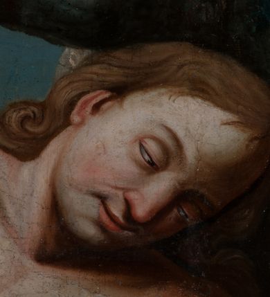 Zdjęcie nr 4: Obraz w formie stojącego prostokąta zamkniętego łukiem półkolistym nadwieszonym z uskokiem. W centrum kompozycji znajduje się św. Sebastian przywiązany do drzewa. Postać zwrócona jest w trzech czwartych w lewo, jej prawa ręka przywiązana jest wysoko do gałęzi, lewa z tyłu, za pniem drzewa. Ciało świętego na lekko ugiętych nogach opada bezwładnie. Jego twarz jest owalna, o młodzieńczych rysach, przymrużonych, migdałowatych oczach, dużym, lekko garbatym nosie oraz wąskich ustach. Okolona jest długimi jasnobrązowymi, kręconymi włosami opadającymi na ramiona. Ciało jest szczupłe, o delikatnie zarysowanej muskulaturze klatki piersiowej i ramion podkreślonej silnym światłocieniem, przebite jest czterema strzałami. Biodra świętego przepasane są białą, silnie drapowaną tkaniną, opadającą po jego bokach. Z tyłu na gałęziach zawieszony jest czerwony płaszcz opadający na ziemię, na który osuwa się ciało. W prawym dolnym rogu obrazu na ziemi leżą hełm, miecz, puklerz, łuk, kołczan ze strzałami oraz drapowana niebieska tkanina. Scena ukazana jest na tle pejzażu z zachmurzonym błękitno-żółtym niebem oraz z widocznymi po prawej stronie obrazu w oddali budynkami. Kolorystyka jasna, pastelowa, forma ciała i tkaniny wydobyte silnie skontrastowanym światłocieniem.
