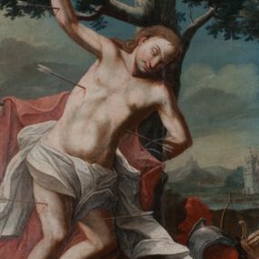 Zdjęcie nr 1: Obraz w formie stojącego prostokąta zamkniętego łukiem półkolistym nadwieszonym z uskokiem. W centrum kompozycji znajduje się św. Sebastian przywiązany do drzewa. Postać zwrócona jest w trzech czwartych w lewo, jej prawa ręka przywiązana jest wysoko do gałęzi, lewa z tyłu, za pniem drzewa. Ciało świętego na lekko ugiętych nogach opada bezwładnie. Jego twarz jest owalna, o młodzieńczych rysach, przymrużonych, migdałowatych oczach, dużym, lekko garbatym nosie oraz wąskich ustach. Okolona jest długimi jasnobrązowymi, kręconymi włosami opadającymi na ramiona. Ciało jest szczupłe, o delikatnie zarysowanej muskulaturze klatki piersiowej i ramion podkreślonej silnym światłocieniem, przebite jest czterema strzałami. Biodra świętego przepasane są białą, silnie drapowaną tkaniną, opadającą po jego bokach. Z tyłu na gałęziach zawieszony jest czerwony płaszcz opadający na ziemię, na który osuwa się ciało. W prawym dolnym rogu obrazu na ziemi leżą hełm, miecz, puklerz, łuk, kołczan ze strzałami oraz drapowana niebieska tkanina. Scena ukazana jest na tle pejzażu z zachmurzonym błękitno-żółtym niebem oraz z widocznymi po prawej stronie obrazu w oddali budynkami. Kolorystyka jasna, pastelowa, forma ciała i tkaniny wydobyte silnie skontrastowanym światłocieniem.
