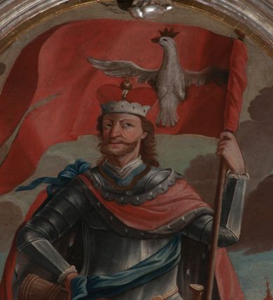 Zdjęcie nr 4: Obraz w formie kwadratu zamkniętego łukiem półkolistym nadwieszonym. W centrum kompozycji całopostaciowe przedstawienie św. Floriana, zwróconego frontalnie, z głową skierowaną w prawo. Święty w lewej uniesionej ręce trzyma chorągiew z wizerunkiem Orła Białego, prawą opiera o biodro, w dłoni trzymając cebrzyk, stoi w wykroku. Twarz ma kwadratową, o migdałowatych oczach skierowanych ku górze, zmarszczonych brwiach, dużym nosie i wąskich ustach, okoloną krótką brodą z długimi wąsami oraz jasnobrązowymi włosami sięgającymi ramion. Święty ubrany jest w pełną zbroję i tunikę sięgającą kolan oraz czerwony płaszcz z gronostajowym podbiciem spięty na prawym ramieniu i opadający na boki postaci, przez tors ma przewiązaną niebieską szarfę, na głowie ma mitrę książęcą. Florian ukazany jest na tle pejzażu miejskiego, po jego prawej stronie znajdują się płonące budynki Kleparza, a po lewej kościół św. Floriana. 
