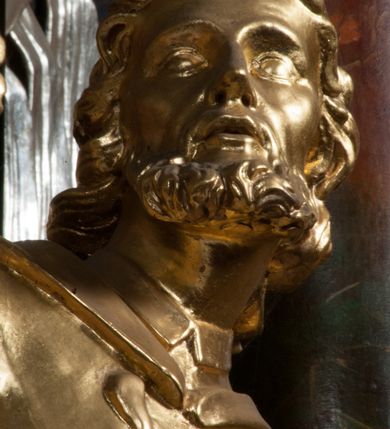 Zdjęcie nr 6: Rzeźba jest ścięta z tyłu i drążona, ustawiona na nieregularnej podstawie. Figura zwrócona jest frontalnie, w kontrapoście, z odchylonym w tył torsem i uniesioną głową, skierowaną w prawo. W prawej uniesionej wysoko ręce trzyma krucyfiks, lewą opuszczoną, wyciąga w bok. Twarz świętego jest szczupła, z uwypuklonymi kośćmi policzkowymi, migdałowatymi, głęboko osadzonymi oczami, wąskim, małym nosie o ostrym profilu oraz rozchylonymi, wąskimi ustami; okolona jest krótką, gęstą brodą wysuniętą do przodu oraz kręconymi, krótkimi włosami. Jan Nepomucen jest ubrany w długą sutannę, komżę dekorowaną przy dolnej krawędzi płaskorzeźbionym rocaille'm oraz w zawiązaną na piersi almucję. Figura jest w całości pozłocona. 






