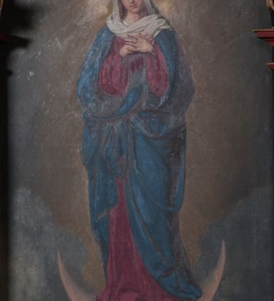Zdjęcie nr 1: Obraz w formie stojącego prostokąta zamkniętego łukiem półkolistym. W centrum przedstawienie Marii w całej postaci, stojącej frontalnie na sierpie księżyca, w kontrapoście, z pochyloną głową. Dłonie ma skrzyżowane i złożone na piersi. Jej twarz jest owalna, o delikatnych rysach, oczach skierowanych w dół, prostym nosie i pełnych ustach. Wokół głowy nimb z dwunastu gwiazd. Ubrana jest w długą czerwoną suknię opadającą na bose stopy, niebieski płaszcz zarzucony na ramiona i podwiązany z przodu postaci, na głowie ma biały welon zawinięty wokół szyi. Maria ukazana jest na tle rozświetlonego żółto-brązowego nieba. Dolna część obrazu jest błękitna, oddzielona łukiem utworzonym z gęstych obłoków. W prawym dolnym rogu obrazu sygnatura „Fl(orian) Cynk 1912”.
