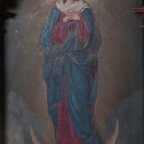 Zdjęcie nr 1: Obraz w formie stojącego prostokąta zamkniętego łukiem półkolistym. W centrum przedstawienie Marii w całej postaci, stojącej frontalnie na sierpie księżyca, w kontrapoście, z pochyloną głową. Dłonie ma skrzyżowane i złożone na piersi. Jej twarz jest owalna, o delikatnych rysach, oczach skierowanych w dół, prostym nosie i pełnych ustach. Wokół głowy nimb z dwunastu gwiazd. Ubrana jest w długą czerwoną suknię opadającą na bose stopy, niebieski płaszcz zarzucony na ramiona i podwiązany z przodu postaci, na głowie ma biały welon zawinięty wokół szyi. Maria ukazana jest na tle rozświetlonego żółto-brązowego nieba. Dolna część obrazu jest błękitna, oddzielona łukiem utworzonym z gęstych obłoków. W prawym dolnym rogu obrazu sygnatura „Fl(orian) Cynk 1912”.
