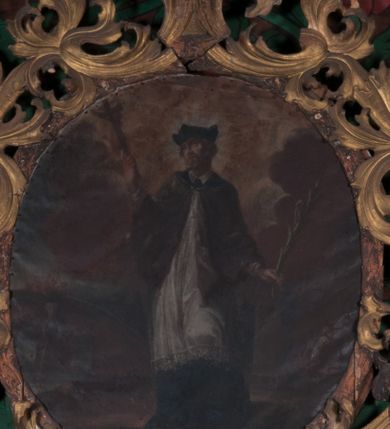 Zdjęcie nr 1: Obraz w formie stojącego owalu. W jego centrum znajduje się przedstawienie św. Jana Nepomucena w całej postaci, zwróconego w trzech czwartych w prawą stronę, w kontrapoście. Święty w prawej, uniesionej na wysokość barku ręce trzyma krzyż, a w lewej, opuszczonej wzdłuż boku, liść palmy. Twarz ma szczupłą, z oczami skierowanymi ku górze, okoloną gęstą, rozdwajającą się brodą oraz krótkimi, kręconymi włosami. Ubrany jest w strój kanonika: czarną sutannę, białą komżę lamowaną koronką oraz almucję zapiętą na piersi, na głowie ma czarny biret. Święty ukazany jest na tle pejzażu, z zachmurzonym niebem, rozjaśnionym wokół jego głowy. W lewej części obrazu, w głębi, przedstawiono most z grupą ludzi, którzy wrzucają świętego do rzeki. Obraz ujęty jest pozłoconą, drewnianą ramą w formie wieńca laurowego oraz wolutowo skręconych, ażurowych liści suchego akantu, dekorowaną po bokach zwisami z kampanul.
