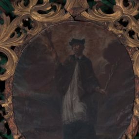 Zdjęcie nr 1: Obraz w formie stojącego owalu. W jego centrum znajduje się przedstawienie św. Jana Nepomucena w całej postaci, zwróconego w trzech czwartych w prawą stronę, w kontrapoście. Święty w prawej, uniesionej na wysokość barku ręce trzyma krzyż, a w lewej, opuszczonej wzdłuż boku, liść palmy. Twarz ma szczupłą, z oczami skierowanymi ku górze, okoloną gęstą, rozdwajającą się brodą oraz krótkimi, kręconymi włosami. Ubrany jest w strój kanonika: czarną sutannę, białą komżę lamowaną koronką oraz almucję zapiętą na piersi, na głowie ma czarny biret. Święty ukazany jest na tle pejzażu, z zachmurzonym niebem, rozjaśnionym wokół jego głowy. W lewej części obrazu, w głębi, przedstawiono most z grupą ludzi, którzy wrzucają świętego do rzeki. Obraz ujęty jest pozłoconą, drewnianą ramą w formie wieńca laurowego oraz wolutowo skręconych, ażurowych liści suchego akantu, dekorowaną po bokach zwisami z kampanul.
