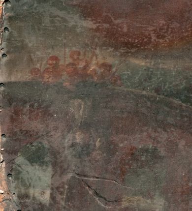 Zdjęcie nr 3: Obraz w formie stojącego owalu. W jego centrum znajduje się przedstawienie św. Jana Nepomucena w całej postaci, zwróconego w trzech czwartych w prawą stronę, w kontrapoście. Święty w prawej, uniesionej na wysokość barku ręce trzyma krzyż, a w lewej, opuszczonej wzdłuż boku, liść palmy. Twarz ma szczupłą, z oczami skierowanymi ku górze, okoloną gęstą, rozdwajającą się brodą oraz krótkimi, kręconymi włosami. Ubrany jest w strój kanonika: czarną sutannę, białą komżę lamowaną koronką oraz almucję zapiętą na piersi, na głowie ma czarny biret. Święty ukazany jest na tle pejzażu, z zachmurzonym niebem, rozjaśnionym wokół jego głowy. W lewej części obrazu, w głębi, przedstawiono most z grupą ludzi, którzy wrzucają świętego do rzeki. Obraz ujęty jest pozłoconą, drewnianą ramą w formie wieńca laurowego oraz wolutowo skręconych, ażurowych liści suchego akantu, dekorowaną po bokach zwisami z kampanul.
