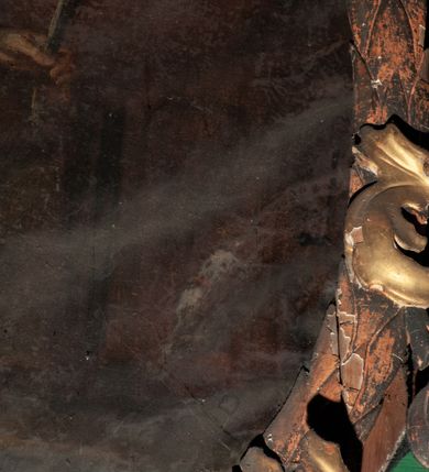 Zdjęcie nr 5: Obraz w formie stojącego owalu. W jego centrum znajduje się przedstawienie św. Jana Nepomucena w całej postaci, zwróconego w trzech czwartych w prawą stronę, w kontrapoście. Święty w prawej, uniesionej na wysokość barku ręce trzyma krzyż, a w lewej, opuszczonej wzdłuż boku, liść palmy. Twarz ma szczupłą, z oczami skierowanymi ku górze, okoloną gęstą, rozdwajającą się brodą oraz krótkimi, kręconymi włosami. Ubrany jest w strój kanonika: czarną sutannę, białą komżę lamowaną koronką oraz almucję zapiętą na piersi, na głowie ma czarny biret. Święty ukazany jest na tle pejzażu, z zachmurzonym niebem, rozjaśnionym wokół jego głowy. W lewej części obrazu, w głębi, przedstawiono most z grupą ludzi, którzy wrzucają świętego do rzeki. Obraz ujęty jest pozłoconą, drewnianą ramą w formie wieńca laurowego oraz wolutowo skręconych, ażurowych liści suchego akantu, dekorowaną po bokach zwisami z kampanul.
