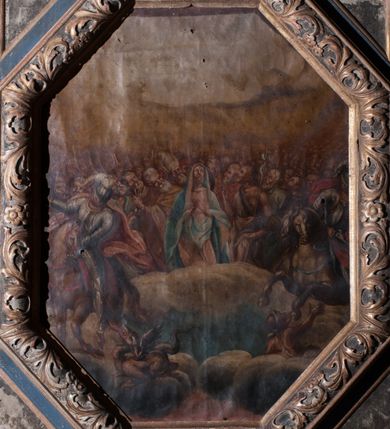 Zdjęcie nr 3: Zwieńczenie w formie stojącego prostokąta lekko rozszerzającego się u dołu, w jego narożach trójkątne płyciny. Flankowane jest uszami z suchego akantu wyrastającego z woluty (prawego brak). Zwieńczone jest owalnym kartuszem ujętym obramieniem z suchego akantu, z napisem „ALTARE / OMNIVM SAN/CTORVM / ANNO 1709/ Die [...] 8clo”. W polu środkowym obraz Wszystkich Świętych w sześciobocznej ramie dekorowanej suchym akantem i rozetkami. W centrum przedstawienia Matka Boska na obłoku w otoczeniu świętych. Zwrócona jest frontalnie, z dłońmi złożonymi w geście modlitwy i głową skierowaną do góry. Po jej prawej stronie można rozpoznać św. Piotra, który został ukazany jako starzec, trzymający w dłoni klucze. Po jej lewej stronie znajduje się św. Jan Chrzciciel, ubrany w melotę, trzymający laskę zakończoną krzyżem z banderolą. Na pierwszym planie, po dwóch stronach przedstawienia znajdują się rycerze w zbrojach, na koniach, zwróceni do wewnątrz. Rycerz po prawej stronie to św. Jerzy, który włócznią zabija smoka. Po lewej stronie znajduje się św. Michał Archanioł, którego koń stoi na tylnych kopytach, a przednimi tratuje szatana. W tle liczne zastępy świętych. Wszystkie postacie, oprócz rycerzy, z głowami zwróconymi ku górze, gdzie na tle obłoków przedstawione jest oko Opatrzności. Kolorystyka ciepła, utrzymana w tonacji żółto-brązowej z dodatkiem błękitu i czerwieni. Struktura zwieńczenia polichromowana w kolorze niebieskim i szarym, z pozłacaną ornamentyką i profilami. 
