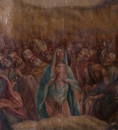 Zdjęcie nr 6: Zwieńczenie w formie stojącego prostokąta lekko rozszerzającego się u dołu, w jego narożach trójkątne płyciny. Flankowane jest uszami z suchego akantu wyrastającego z woluty (prawego brak). Zwieńczone jest owalnym kartuszem ujętym obramieniem z suchego akantu, z napisem „ALTARE / OMNIVM SAN/CTORVM / ANNO 1709/ Die [...] 8clo”. W polu środkowym obraz Wszystkich Świętych w sześciobocznej ramie dekorowanej suchym akantem i rozetkami. W centrum przedstawienia Matka Boska na obłoku w otoczeniu świętych. Zwrócona jest frontalnie, z dłońmi złożonymi w geście modlitwy i głową skierowaną do góry. Po jej prawej stronie można rozpoznać św. Piotra, który został ukazany jako starzec, trzymający w dłoni klucze. Po jej lewej stronie znajduje się św. Jan Chrzciciel, ubrany w melotę, trzymający laskę zakończoną krzyżem z banderolą. Na pierwszym planie, po dwóch stronach przedstawienia znajdują się rycerze w zbrojach, na koniach, zwróceni do wewnątrz. Rycerz po prawej stronie to św. Jerzy, który włócznią zabija smoka. Po lewej stronie znajduje się św. Michał Archanioł, którego koń stoi na tylnych kopytach, a przednimi tratuje szatana. W tle liczne zastępy świętych. Wszystkie postacie, oprócz rycerzy, z głowami zwróconymi ku górze, gdzie na tle obłoków przedstawione jest oko Opatrzności. Kolorystyka ciepła, utrzymana w tonacji żółto-brązowej z dodatkiem błękitu i czerwieni. Struktura zwieńczenia polichromowana w kolorze niebieskim i szarym, z pozłacaną ornamentyką i profilami. 
