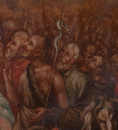 Zdjęcie nr 8: Zwieńczenie w formie stojącego prostokąta lekko rozszerzającego się u dołu, w jego narożach trójkątne płyciny. Flankowane jest uszami z suchego akantu wyrastającego z woluty (prawego brak). Zwieńczone jest owalnym kartuszem ujętym obramieniem z suchego akantu, z napisem „ALTARE / OMNIVM SAN/CTORVM / ANNO 1709/ Die [...] 8clo”. W polu środkowym obraz Wszystkich Świętych w sześciobocznej ramie dekorowanej suchym akantem i rozetkami. W centrum przedstawienia Matka Boska na obłoku w otoczeniu świętych. Zwrócona jest frontalnie, z dłońmi złożonymi w geście modlitwy i głową skierowaną do góry. Po jej prawej stronie można rozpoznać św. Piotra, który został ukazany jako starzec, trzymający w dłoni klucze. Po jej lewej stronie znajduje się św. Jan Chrzciciel, ubrany w melotę, trzymający laskę zakończoną krzyżem z banderolą. Na pierwszym planie, po dwóch stronach przedstawienia znajdują się rycerze w zbrojach, na koniach, zwróceni do wewnątrz. Rycerz po prawej stronie to św. Jerzy, który włócznią zabija smoka. Po lewej stronie znajduje się św. Michał Archanioł, którego koń stoi na tylnych kopytach, a przednimi tratuje szatana. W tle liczne zastępy świętych. Wszystkie postacie, oprócz rycerzy, z głowami zwróconymi ku górze, gdzie na tle obłoków przedstawione jest oko Opatrzności. Kolorystyka ciepła, utrzymana w tonacji żółto-brązowej z dodatkiem błękitu i czerwieni. Struktura zwieńczenia polichromowana w kolorze niebieskim i szarym, z pozłacaną ornamentyką i profilami. 
