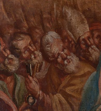 Zdjęcie nr 9: Zwieńczenie w formie stojącego prostokąta lekko rozszerzającego się u dołu, w jego narożach trójkątne płyciny. Flankowane jest uszami z suchego akantu wyrastającego z woluty (prawego brak). Zwieńczone jest owalnym kartuszem ujętym obramieniem z suchego akantu, z napisem „ALTARE / OMNIVM SAN/CTORVM / ANNO 1709/ Die [...] 8clo”. W polu środkowym obraz Wszystkich Świętych w sześciobocznej ramie dekorowanej suchym akantem i rozetkami. W centrum przedstawienia Matka Boska na obłoku w otoczeniu świętych. Zwrócona jest frontalnie, z dłońmi złożonymi w geście modlitwy i głową skierowaną do góry. Po jej prawej stronie można rozpoznać św. Piotra, który został ukazany jako starzec, trzymający w dłoni klucze. Po jej lewej stronie znajduje się św. Jan Chrzciciel, ubrany w melotę, trzymający laskę zakończoną krzyżem z banderolą. Na pierwszym planie, po dwóch stronach przedstawienia znajdują się rycerze w zbrojach, na koniach, zwróceni do wewnątrz. Rycerz po prawej stronie to św. Jerzy, który włócznią zabija smoka. Po lewej stronie znajduje się św. Michał Archanioł, którego koń stoi na tylnych kopytach, a przednimi tratuje szatana. W tle liczne zastępy świętych. Wszystkie postacie, oprócz rycerzy, z głowami zwróconymi ku górze, gdzie na tle obłoków przedstawione jest oko Opatrzności. Kolorystyka ciepła, utrzymana w tonacji żółto-brązowej z dodatkiem błękitu i czerwieni. Struktura zwieńczenia polichromowana w kolorze niebieskim i szarym, z pozłacaną ornamentyką i profilami. 
