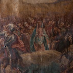 Zdjęcie nr 1: Zwieńczenie w formie stojącego prostokąta lekko rozszerzającego się u dołu, w jego narożach trójkątne płyciny. Flankowane jest uszami z suchego akantu wyrastającego z woluty (prawego brak). Zwieńczone jest owalnym kartuszem ujętym obramieniem z suchego akantu, z napisem „ALTARE / OMNIVM SAN/CTORVM / ANNO 1709/ Die [...] 8clo”. W polu środkowym obraz Wszystkich Świętych w sześciobocznej ramie dekorowanej suchym akantem i rozetkami. W centrum przedstawienia Matka Boska na obłoku w otoczeniu świętych. Zwrócona jest frontalnie, z dłońmi złożonymi w geście modlitwy i głową skierowaną do góry. Po jej prawej stronie można rozpoznać św. Piotra, który został ukazany jako starzec, trzymający w dłoni klucze. Po jej lewej stronie znajduje się św. Jan Chrzciciel, ubrany w melotę, trzymający laskę zakończoną krzyżem z banderolą. Na pierwszym planie, po dwóch stronach przedstawienia znajdują się rycerze w zbrojach, na koniach, zwróceni do wewnątrz. Rycerz po prawej stronie to św. Jerzy, który włócznią zabija smoka. Po lewej stronie znajduje się św. Michał Archanioł, którego koń stoi na tylnych kopytach, a przednimi tratuje szatana. W tle liczne zastępy świętych. Wszystkie postacie, oprócz rycerzy, z głowami zwróconymi ku górze, gdzie na tle obłoków przedstawione jest oko Opatrzności. Kolorystyka ciepła, utrzymana w tonacji żółto-brązowej z dodatkiem błękitu i czerwieni. Struktura zwieńczenia polichromowana w kolorze niebieskim i szarym, z pozłacaną ornamentyką i profilami. 
