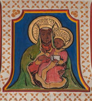 Zdjęcie nr 4: Ambona przyścienna, wisząca, z dostępem od wschodu w postaci jednobiegowych schodów z balustradą. Kosz na planie kwadratu o ściętych narożach, na podstawie w formie wałka, z podwieszeniem o wklęsłych bokach, zakończonym gzymsem. Zachodnia i południowa ścianka kosza ujęte pilastrami, parapet w formie profilowanego gzymsu. Ścianka frontowa ambony dekorowana płyciną w kształcie stojącego prostokąta o wciętych górnych narożach z rozetą w polu, zachodnia zaś liściem palmy. Balustrada schodów dekorowana dwoma płycinami z liśćmi palmowymi, poręcz w formie profilowanego gzymsu. Zaplecek w kształcie stojącego prostokąta ujętego spływami wolutowymi. W profilowanej płycinie o fantazyjnym wykroju malowane przedstawienie Matki Boskiej z Dzieciątkiem. Baldachim na planie kwadratu o ściętych narożach, zwieńczony wielobocznym postumentem, o wklęsłych ściankach, na którym znajduje się krzyż z czworoliściem w środku. Na skrzyżowaniu ramion krzyża wiązki promieni. Na podniebiu baldachimu, w ośmiobocznej płycinie gołębica Ducha Świętego w glorii promienistej. Struktura ambony polichromowana w kolorze białym, z czerwonymi cokołami, obramieniami i profilami, pola płycin niebieskie.  Pilastry kosza, pas balustrady, zaplecek i podniebie baldachimu dekorowane pozłoconym ornamentem geometrycznym.
