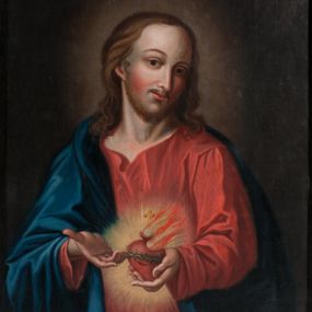 Zdjęcie nr 1: Obraz w formie stojącego prostokąta z przedstawieniem Chrystusa ukazanego w półpostaci, frontalnie, z głową skierowaną w lewo. W lewej ręce trzyma przed sobą gorejące serce w glorii promienistej, prawą dłonią wskazuje na nie. Jego twarz jest pociągła, o młodzieńczych i łagodnych rysach, z wysokim czołem, o dużych oczach, prostym nosie i niewielkich ustach, z wyraźnie zaróżowionymi policzkami. Okolona jest krótką brodą z wąskimi wąsami oraz jasnobrązowymi, kręconymi włosami sięgającymi ramion. Chrystus ubrany jest w czerwoną tunikę oraz niebieski płaszcz narzucony na plecy i prawe ramię. Postać ukazana na jednolitym brązowym tle, rozjaśnionym wokół jej głowy. Obraz ujęty prostą, drewnianą ramą, intarsjowaną motywem kwadratów wydobytych ciemnym drewnem w narożach. Na odwrocie sygnatura „1827. / J.K. w Krakowie”.