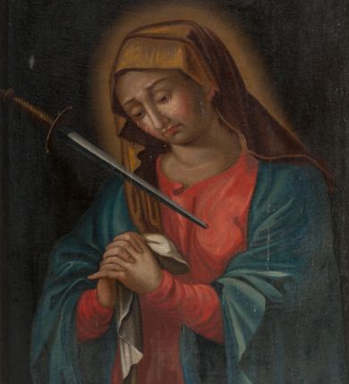 Zdjęcie nr 1: Obraz w formie stojącego prostokąta z przedstawieniem Matki Boskiej ukazanej w półpostaci, zwróconej w trzech czwartych w prawo, z pochyloną głową oraz z uniesionymi na wysokości piersi, splecionymi dłońmi, w których trzyma białą chustkę. Jej twarz jest okrągła, o pełnych, zaróżowionych policzkach, oczach skierowanych w dół, z których płyną łzy, uniesionych brwiach, prostym, długim nosie oraz pełnych ustach. Ubrana jest w czerwoną suknię oraz niebieski płaszcz narzucony na ramiona, jej głowę przykrywa ciemnożółty welon. W jej pierś skierowany jest ukośnie ustawiony miecz. Maria jest ukazana na jednolitym ciemnobrązowym tle, rozjaśnionym wokół jej głowy. Obraz w profilowanej, złoconej ramie. 
