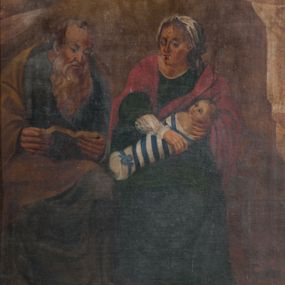 Zdjęcie nr 1: Obraz w formie stojącego prostokąta. Pośrodku znajdują się siedzący frontalnie na ławie św. Anna i św. Joachim. Święta Anna z głową skierowaną w prawo, obiema rękami podtrzymuje na kolanach niemowlę zawinięte w becik obwiązany wstążką. Jej twarz jest owalna, o podkreślonych starczych rysach, okrągłych półprzymkniętych oczach, prostym nosie i małych ustach. Ubrana jest w zieloną suknię oraz czerwony płaszcz zarzucony na ramiona, na głowie ma biały welon, na stopach sandały. Święty Joachim głowę kieruje w lewo, w obu dłoniach trzyma otwartą księgę. Twarz ma pociągłą, z oczami skierowanymi w dół, ostrym nosem i pełnych ustach, okoloną długą, siwą brodą opadającą na pierś oraz krótkimi włosami. Ubrany jest w niebieską tunikę oraz żółty płaszcz zarzucony na plecy i ramiona, opadający na kolana, na stopach ma sandały. Nad obiema postaciami unosi się gołębica Ducha Świętego. Scena na neutralnym jasnobrązowym tle. W górnych narożach obrazu podwieszone jasnobrązowe kotary. Kolorystyka ciepła, z przewagą brązów i żółcieni. Obraz w drewnianej, profilowanej ramie. 

