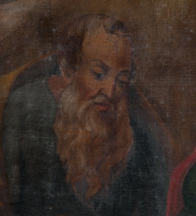 Zdjęcie nr 4: Obraz w formie stojącego prostokąta. Pośrodku znajdują się siedzący frontalnie na ławie św. Anna i św. Joachim. Święta Anna z głową skierowaną w prawo, obiema rękami podtrzymuje na kolanach niemowlę zawinięte w becik obwiązany wstążką. Jej twarz jest owalna, o podkreślonych starczych rysach, okrągłych półprzymkniętych oczach, prostym nosie i małych ustach. Ubrana jest w zieloną suknię oraz czerwony płaszcz zarzucony na ramiona, na głowie ma biały welon, na stopach sandały. Święty Joachim głowę kieruje w lewo, w obu dłoniach trzyma otwartą księgę. Twarz ma pociągłą, z oczami skierowanymi w dół, ostrym nosem i pełnych ustach, okoloną długą, siwą brodą opadającą na pierś oraz krótkimi włosami. Ubrany jest w niebieską tunikę oraz żółty płaszcz zarzucony na plecy i ramiona, opadający na kolana, na stopach ma sandały. Nad obiema postaciami unosi się gołębica Ducha Świętego. Scena na neutralnym jasnobrązowym tle. W górnych narożach obrazu podwieszone jasnobrązowe kotary. Kolorystyka ciepła, z przewagą brązów i żółcieni. Obraz w drewnianej, profilowanej ramie. 
