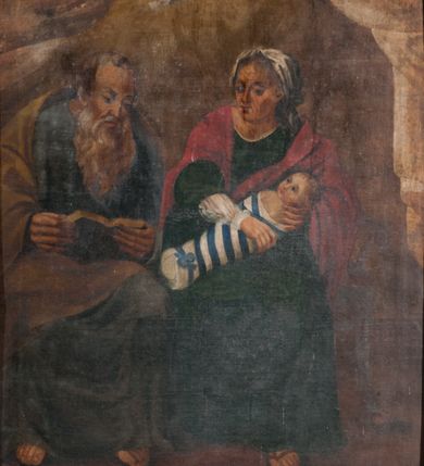 Zdjęcie nr 3: Obraz w formie stojącego prostokąta. Pośrodku znajdują się siedzący frontalnie na ławie św. Anna i św. Joachim. Święta Anna z głową skierowaną w prawo, obiema rękami podtrzymuje na kolanach niemowlę zawinięte w becik obwiązany wstążką. Jej twarz jest owalna, o podkreślonych starczych rysach, okrągłych półprzymkniętych oczach, prostym nosie i małych ustach. Ubrana jest w zieloną suknię oraz czerwony płaszcz zarzucony na ramiona, na głowie ma biały welon, na stopach sandały. Święty Joachim głowę kieruje w lewo, w obu dłoniach trzyma otwartą księgę. Twarz ma pociągłą, z oczami skierowanymi w dół, ostrym nosem i pełnych ustach, okoloną długą, siwą brodą opadającą na pierś oraz krótkimi włosami. Ubrany jest w niebieską tunikę oraz żółty płaszcz zarzucony na plecy i ramiona, opadający na kolana, na stopach ma sandały. Nad obiema postaciami unosi się gołębica Ducha Świętego. Scena na neutralnym jasnobrązowym tle. W górnych narożach obrazu podwieszone jasnobrązowe kotary. Kolorystyka ciepła, z przewagą brązów i żółcieni. Obraz w drewnianej, profilowanej ramie. 
