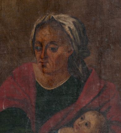 Zdjęcie nr 5: Obraz w formie stojącego prostokąta. Pośrodku znajdują się siedzący frontalnie na ławie św. Anna i św. Joachim. Święta Anna z głową skierowaną w prawo, obiema rękami podtrzymuje na kolanach niemowlę zawinięte w becik obwiązany wstążką. Jej twarz jest owalna, o podkreślonych starczych rysach, okrągłych półprzymkniętych oczach, prostym nosie i małych ustach. Ubrana jest w zieloną suknię oraz czerwony płaszcz zarzucony na ramiona, na głowie ma biały welon, na stopach sandały. Święty Joachim głowę kieruje w lewo, w obu dłoniach trzyma otwartą księgę. Twarz ma pociągłą, z oczami skierowanymi w dół, ostrym nosem i pełnych ustach, okoloną długą, siwą brodą opadającą na pierś oraz krótkimi włosami. Ubrany jest w niebieską tunikę oraz żółty płaszcz zarzucony na plecy i ramiona, opadający na kolana, na stopach ma sandały. Nad obiema postaciami unosi się gołębica Ducha Świętego. Scena na neutralnym jasnobrązowym tle. W górnych narożach obrazu podwieszone jasnobrązowe kotary. Kolorystyka ciepła, z przewagą brązów i żółcieni. Obraz w drewnianej, profilowanej ramie. 
