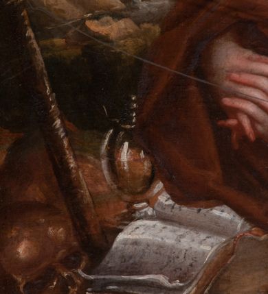 Zdjęcie nr 7: Obraz w formie stojącego prostokąta. W centrum pokutująca Maria Magdalena wśród skał. Święta przedstawiona jest w pozie klęczącej, zwrócona w trzech czwartych w prawo z wyciągniętymi w przód splecionymi dłońmi oraz uniesioną głową, skierowaną w przeciwną stronę. Jej twarz jest okrągła z pełnymi policzkami i wystającą brodą, dużymi oczami skierowanymi do góry, z których kapią łzy, małym, prostym nosem i pełnymi ustami. Okalają ją długie, jasne, silnie kręcone włosy, opadające puklami na ramiona. Maria jest ubrana w silnie drapowaną białą suknię odsłaniającą lewe ramię oraz ekspresyjnie kształtowany jasnobrązowy płaszcz przerzucony przez jej prawe ramię, opadający na kolana i na ziemię. Przed Marią, na skale znajdują się krzyż utworzony ze skrzyżowanych gałązek, czaszka, otwarta księga, szklane naczynie oraz dyscyplina. Postać flankowana jest z dwóch stron piętrzącymi się skałami, w tle widoczny jest daleki pejzaż z budynkiem, powyżej zachmurzone błękitno-różowe niebo z rozświetlonymi obłokami w prawym górnym rogu. Obraz ujęty masywną ramą dekorowaną płaskorzeźbionym suchym akantem z dwoma owalnymi medalionami po bokach. 
