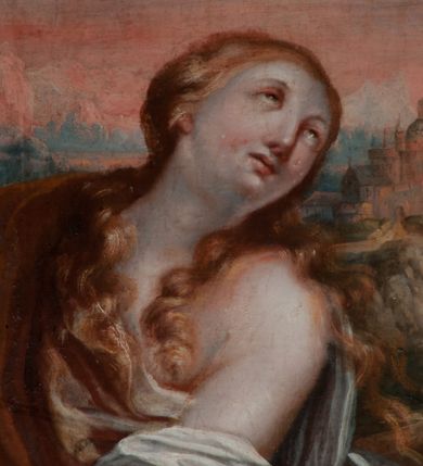 Zdjęcie nr 4: Obraz w formie stojącego prostokąta. W centrum pokutująca Maria Magdalena wśród skał. Święta przedstawiona jest w pozie klęczącej, zwrócona w trzech czwartych w prawo z wyciągniętymi w przód splecionymi dłońmi oraz uniesioną głową, skierowaną w przeciwną stronę. Jej twarz jest okrągła z pełnymi policzkami i wystającą brodą, dużymi oczami skierowanymi do góry, z których kapią łzy, małym, prostym nosem i pełnymi ustami. Okalają ją długie, jasne, silnie kręcone włosy, opadające puklami na ramiona. Maria jest ubrana w silnie drapowaną białą suknię odsłaniającą lewe ramię oraz ekspresyjnie kształtowany jasnobrązowy płaszcz przerzucony przez jej prawe ramię, opadający na kolana i na ziemię. Przed Marią, na skale znajdują się krzyż utworzony ze skrzyżowanych gałązek, czaszka, otwarta księga, szklane naczynie oraz dyscyplina. Postać flankowana jest z dwóch stron piętrzącymi się skałami, w tle widoczny jest daleki pejzaż z budynkiem, powyżej zachmurzone błękitno-różowe niebo z rozświetlonymi obłokami w prawym górnym rogu. Obraz ujęty masywną ramą dekorowaną płaskorzeźbionym suchym akantem z dwoma owalnymi medalionami po bokach. 
