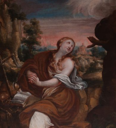 Zdjęcie nr 1: Obraz w formie stojącego prostokąta. W centrum pokutująca Maria Magdalena wśród skał. Święta przedstawiona jest w pozie klęczącej, zwrócona w trzech czwartych w prawo z wyciągniętymi w przód splecionymi dłońmi oraz uniesioną głową, skierowaną w przeciwną stronę. Jej twarz jest okrągła z pełnymi policzkami i wystającą brodą, dużymi oczami skierowanymi do góry, z których kapią łzy, małym, prostym nosem i pełnymi ustami. Okalają ją długie, jasne, silnie kręcone włosy, opadające puklami na ramiona. Maria jest ubrana w silnie drapowaną białą suknię odsłaniającą lewe ramię oraz ekspresyjnie kształtowany jasnobrązowy płaszcz przerzucony przez jej prawe ramię, opadający na kolana i na ziemię. Przed Marią, na skale znajdują się krzyż utworzony ze skrzyżowanych gałązek, czaszka, otwarta księga, szklane naczynie oraz dyscyplina. Postać flankowana jest z dwóch stron piętrzącymi się skałami, w tle widoczny jest daleki pejzaż z budynkiem, powyżej zachmurzone błękitno-różowe niebo z rozświetlonymi obłokami w prawym górnym rogu. Obraz ujęty masywną ramą dekorowaną płaskorzeźbionym suchym akantem z dwoma owalnymi medalionami po bokach. 
