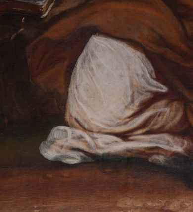 Zdjęcie nr 8: Obraz w formie stojącego prostokąta. W centrum pokutująca Maria Magdalena wśród skał. Święta przedstawiona jest w pozie klęczącej, zwrócona w trzech czwartych w prawo z wyciągniętymi w przód splecionymi dłońmi oraz uniesioną głową, skierowaną w przeciwną stronę. Jej twarz jest okrągła z pełnymi policzkami i wystającą brodą, dużymi oczami skierowanymi do góry, z których kapią łzy, małym, prostym nosem i pełnymi ustami. Okalają ją długie, jasne, silnie kręcone włosy, opadające puklami na ramiona. Maria jest ubrana w silnie drapowaną białą suknię odsłaniającą lewe ramię oraz ekspresyjnie kształtowany jasnobrązowy płaszcz przerzucony przez jej prawe ramię, opadający na kolana i na ziemię. Przed Marią, na skale znajdują się krzyż utworzony ze skrzyżowanych gałązek, czaszka, otwarta księga, szklane naczynie oraz dyscyplina. Postać flankowana jest z dwóch stron piętrzącymi się skałami, w tle widoczny jest daleki pejzaż z budynkiem, powyżej zachmurzone błękitno-różowe niebo z rozświetlonymi obłokami w prawym górnym rogu. Obraz ujęty masywną ramą dekorowaną płaskorzeźbionym suchym akantem z dwoma owalnymi medalionami po bokach. 
