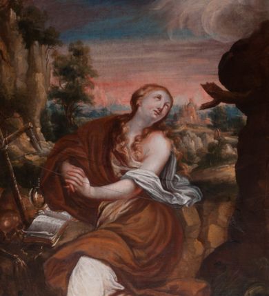 Zdjęcie nr 3: Obraz w formie stojącego prostokąta. W centrum pokutująca Maria Magdalena wśród skał. Święta przedstawiona jest w pozie klęczącej, zwrócona w trzech czwartych w prawo z wyciągniętymi w przód splecionymi dłońmi oraz uniesioną głową, skierowaną w przeciwną stronę. Jej twarz jest okrągła z pełnymi policzkami i wystającą brodą, dużymi oczami skierowanymi do góry, z których kapią łzy, małym, prostym nosem i pełnymi ustami. Okalają ją długie, jasne, silnie kręcone włosy, opadające puklami na ramiona. Maria jest ubrana w silnie drapowaną białą suknię odsłaniającą lewe ramię oraz ekspresyjnie kształtowany jasnobrązowy płaszcz przerzucony przez jej prawe ramię, opadający na kolana i na ziemię. Przed Marią, na skale znajdują się krzyż utworzony ze skrzyżowanych gałązek, czaszka, otwarta księga, szklane naczynie oraz dyscyplina. Postać flankowana jest z dwóch stron piętrzącymi się skałami, w tle widoczny jest daleki pejzaż z budynkiem, powyżej zachmurzone błękitno-różowe niebo z rozświetlonymi obłokami w prawym górnym rogu. Obraz ujęty masywną ramą dekorowaną płaskorzeźbionym suchym akantem z dwoma owalnymi medalionami po bokach. 
