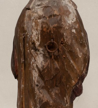 Zdjęcie nr 4: Figura nieopracowana z tyłu, ustawiona na niewielkiej podstawie. Święty ukazany jest w całej postaci, frontalnie, w kontrapoście, z pochyloną głową skierowaną w lewo. W prawej, opuszczonej wzdłuż ciała ręce trzyma zamkniętą księgę, w lewej, uniesionej przed sobą na wysokości piersi – wiosło. Jego twarz jest trójkątna o migdałowatych oczach, krótkim nosie i wąskich ustach, okolona brodą. Ubrany jest w albę, rokietę oraz płaszcz z kołnierzem zapięty pod szyją, na głowie ma infułę. Polichromia naturalistyczna w partiach ciała, strój i atrybuty złocone. 
