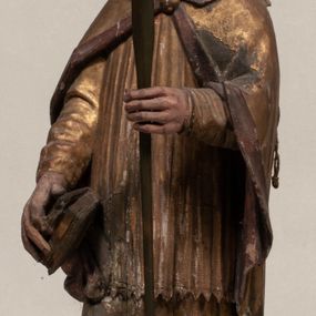 Zdjęcie nr 1: Figura nieopracowana z tyłu, ustawiona na niewielkiej podstawie. Święty ukazany jest w całej postaci, frontalnie, w kontrapoście, z pochyloną głową skierowaną w lewo. W prawej, opuszczonej wzdłuż ciała ręce trzyma zamkniętą księgę, w lewej, uniesionej przed sobą na wysokości piersi – wiosło. Jego twarz jest trójkątna o migdałowatych oczach, krótkim nosie i wąskich ustach, okolona brodą. Ubrany jest w albę, rokietę oraz płaszcz z kołnierzem zapięty pod szyją, na głowie ma infułę. Polichromia naturalistyczna w partiach ciała, strój i atrybuty złocone. 
