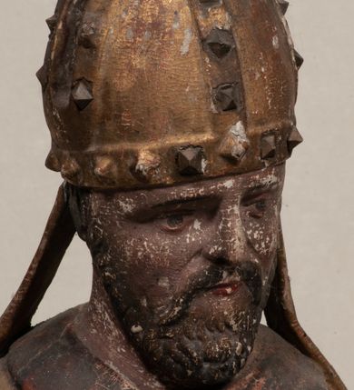 Zdjęcie nr 10: Figura nieopracowana z tyłu, ustawiona na niewielkiej podstawie. Święty ukazany jest w całej postaci, frontalnie, w kontrapoście, z pochyloną głową skierowaną w lewo. W prawej, opuszczonej wzdłuż ciała ręce trzyma zamkniętą księgę, w lewej, uniesionej przed sobą na wysokości piersi – wiosło. Jego twarz jest trójkątna o migdałowatych oczach, krótkim nosie i wąskich ustach, okolona brodą. Ubrany jest w albę, rokietę oraz płaszcz z kołnierzem zapięty pod szyją, na głowie ma infułę. Polichromia naturalistyczna w partiach ciała, strój i atrybuty złocone. 
