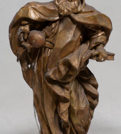 Zdjęcie nr 2: Rzeźba pełnoplastyczna, zwrócona jest frontalnie, w kontrapoście, łukowato przegięta w lewo. Święty lewą ręką trzyma przy boku zamkniętą księgą, w prawej zaś odwrócony dzban, z którego wylewa się woda. Jego twarz jest szczupła, o głęboko osadzonych oczach, dużym, krótkim nosie i pełnych rozchylonych ustach, okolona długą, gęstą brodą, silnie wysuniętą do przodu oraz kręconymi włosami po bokach głowy. Prorok jest ubrany w silnie drapowany habit przewiązany w pasie, ze szkaplerzem oraz płaszcz z kapturem zapięty pod szyją, opadający na ramiona, z zawiniętą przy lewym boku partią ekspresyjnie rozwianej tkaniny. Figura w całości pozłocona. 





