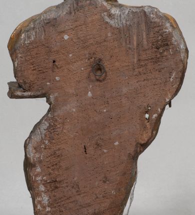 Zdjęcie nr 5: Rzeźba pełnoplastyczna, zwrócona jest frontalnie, w kontrapoście, łukowato przegięta w lewo. Święty lewą ręką trzyma przy boku zamkniętą księgą, w prawej zaś odwrócony dzban, z którego wylewa się woda. Jego twarz jest szczupła, o głęboko osadzonych oczach, dużym, krótkim nosie i pełnych rozchylonych ustach, okolona długą, gęstą brodą, silnie wysuniętą do przodu oraz kręconymi włosami po bokach głowy. Prorok jest ubrany w silnie drapowany habit przewiązany w pasie, ze szkaplerzem oraz płaszcz z kapturem zapięty pod szyją, opadający na ramiona, z zawiniętą przy lewym boku partią ekspresyjnie rozwianej tkaniny. Figura w całości pozłocona. 





