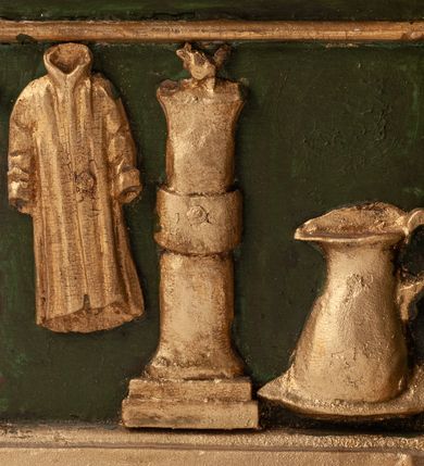 Zdjęcie nr 13: Grupa Ukrzyżowania umieszczona jest na wysokim cokole z ryzalitem pośrodku, profilowanym u dołu i zakończonym gzymsem z kostkowaniem. Do cokołu z trzech stron przytwierdzone są gwoździkami płaskorzeźbione narzędzia Męki Pańskiej. Grupa ustawiona jest na rzeźbionym podłożu imitującym skałę. Pośrodku znajduje się krzyż z pnia drzewa, do którego przybita jest trzema gwoździami figurka umarłego Chrystusa. Jego ciało jest w dużym zwisie, o ramionach przyjmujących kształt łuku półkolistego, głowa opada na prawy bark, nogi ułożone są równolegle, stopy skrzyżowane w układzie prawa na lewą. Twarz pociągła, okolona krótką brodą oraz silnie kręconymi włosami, na głowie korona cierniowa. Ciało smukłe, z podkreślonymi żebrami klatki piersiowej i zaznaczonymi śladami męki. Biodra przepasane krótkim, ekspresyjnie drapowanym perizonium, zawieszonym na podwójnym sznurze, odsłaniającym prawe biodro, zawiązanym na prawym boku. Pionowa belka krzyża zakończona banderolą z rytym napisem „IN / RI”. U podstawy krzyża znajduje się czaszka z piszczelami. 
Po prawej stronie krzyża stoi Maria ze splecionymi z przodu dłońmi. Ubrana jest w tunikę, przepasaną w talii oraz płaszcz narzucony na głowę i ramiona. Po lewej stronie znajduje się św. Jan. Zwrócony jest w trzech czwartych w prawo, klęczy na prawym kolanie i prawą dłoń kładzie na piersi, lewą rękę wyciąga do przodu. Jego twarz okalają długie włosy opadające na ramiona. Ubrany jest w tunikę, przepasaną w talii. 
Figury oraz detale rzeźbiarskie i profile cokołu pozłocone, struktura cokołu polichromowana na czarno. 